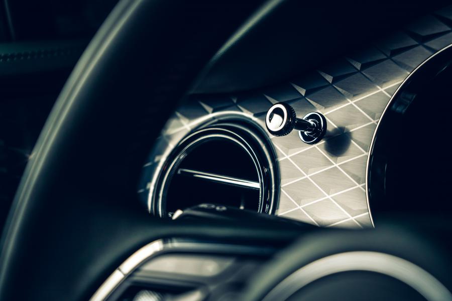 Детали интерьера Bentley Bentayga V8 2020 года  (WW) (фото 20 из 37)